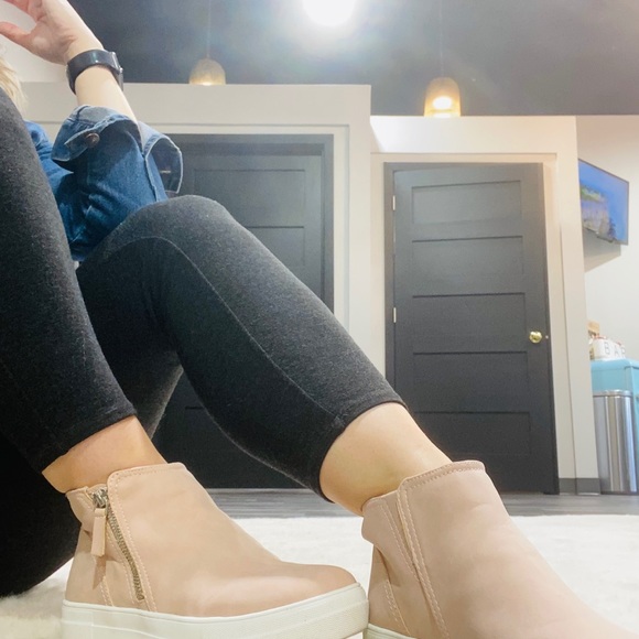 BNWT Platform Sneaker - Picture 2 of 3